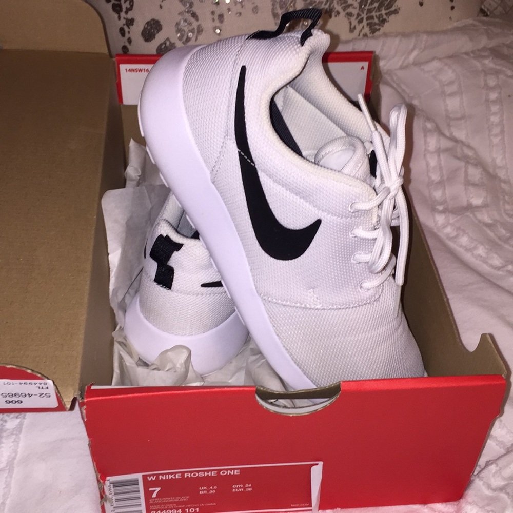 White Nike Roshe One